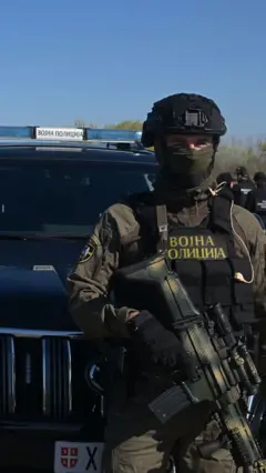 U Kanjiži, na severu Srbije, 5. aprila je u blizini gasovoda pronađena veća količina eksplozivnih sredstava. Na slici se nalazi pripadnik vojne policije, koji stoji ispred automobila u Kanjiži.