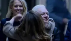 क्यान्बरामा पत्नीसँग अङ्कमाल गर्दै असान्ज