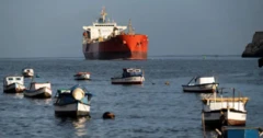 Foto mostra petroleiro na costa cubana em um mar repleto de pequenos barcos