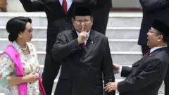 Prabowo saat pelantikan menjadi menteri pertahanan.