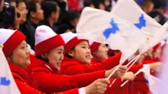 북한 응원단이 2018 동계 올림픽에서 한반도기를 흔들고 있다