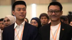 เท้ง-ณัฐพงษ์ หัวหน้าพรรค กับ อาจารย์ต้น-วีระยุทธ รองหัวหน้าพรรค ในระหว่างการประชุมใหญ่สามัญประจำปีพรรคประชาชน 26 เม.ย. ซึ่งยังไม่มีการปรับเปลี่ยนตัวหัวหน้าพรรคแต่อย่างใด