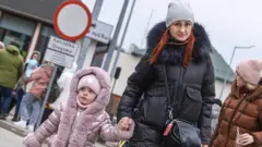 一個家庭從烏克蘭穿越邊境進入波蘭。