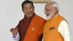 భూటాన్ ప్రధానితో భారత్ ప్రధాన మంత్రి నరేంద్ర మోదీ