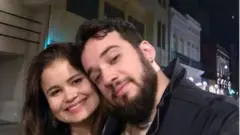 Nilton Barreto dos Santos y su esposa, Samia.