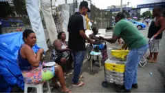Vendedor ambulante de marmitas no Rio de Janeiro