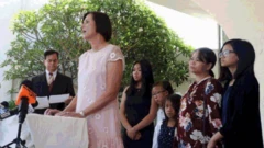 Helen Nguyễn, vợ của ông Michael Phương Minh Nguyễn cùng các con gái khi Dân biểu Mimi Walters phát biểu tại cuộc họp báo hôm 2/8