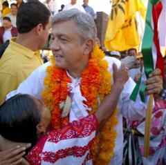 AMLO con adherentes