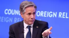 وزیر خارجه آمریکا خواستار ایجاد یک دولت «غیر فرقه‌ای» در سوریه شده است