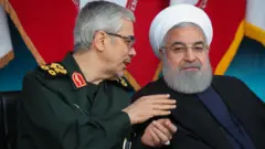 Mohammad Bagheri, chefe de gabinete das Forças Armadas iranianas, conversa com outro homem