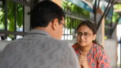 நோயாளி முதுகை காட்டிக்கொண்டு அமர்ந்திருக்கும் புகைப்படம் 