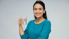 ஒரு நாளைக்கு எவ்வளவு தண்ணீர் அருந்த வேண்டும்? அதிகமாக தண்ணீர் அருந்துவது பிரச்னையா?