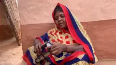 सोनी देवी अपने टॉर्च के साथ