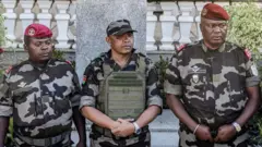 Полковник Майкл Рандрианирина в окружении военных