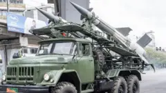 Зеленый грузовик "ЗИЛ" с ракетной установкой на кузове в Аддис-Абебе, 26 октября 2023 года.