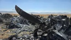 အီရန်အပြောအရ အမေရိကန်ကယ်ဆယ်ရေးစစ်ဆင်ရေးအတွင်း ဖျက်ဆီးခံလိုက်ရတယ်လို့ဆိုတဲ့ လေယာဉ်အပိုင်းအစတွေကို အီရန်နိုင်ငံပိုင်ရုပ်သံကနေ ပြသခဲ့