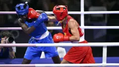 Cena da luta entre a pugilista belga Oshin Derieuw e a cabo-verdiana Nancy Moreira, durante os Jogos Olímpicos de Paris de 2024