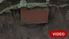 கீழே விழும் அபாயத்தில் பழமையான பதுங்கு குழி