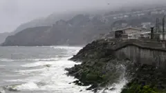 منظر للمحيط الهادئ على طول الساحل عند رصيف باسيفيكا البلدي في باسيفيكا، كاليفورنيا، الولايات المتحدة الأمريكية،