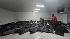 اجساد شماری از معترضان دی در کیسه‌های حمل جسد در گوشه‌ای از پزشکی قانونی کهریزک در جنوب تهران