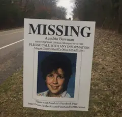 Cartaz informando que Alexis estava desaparecida