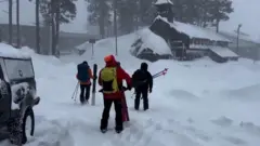 Спасательная команда отправляется на место лавины на склоне в глубине горной местности Сьерра-Невада в Калифорнии, где застряла группа лыжников, в округе Невада, Калифорния, США, 17 февраля 2026 года.