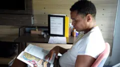 Otero Alcántara lendo