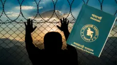 কাঁটাতারের বেড়ার ওপর দুই হাত রেখে দাঁড়িয়ে আছেন একজন পুরুষ, ওপরে ইনসার্ট করা আছে বাংলাদেশের পাসপোর্টের একটি ছবি। এটি একটি প্রতীকী ছবি