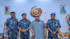 Ọga ọlọpaa pata ni Naijiria pẹlu Gomina Ademola Adeleke atawọn ọlọpaa meji ree lasiko abẹwo naa