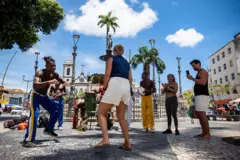 Turista em roda de capoeira em Salvador