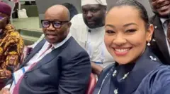 Onyeisioche Sineti Naịjirịa, Godswill Akpabio ha na Sinetọ Natasha Akpoti-Uduaghan nọ ọdụ n'ọche mana amụrị ihu ọchị dịka ha na-ese foto. Ndị mmadụ nọ ha na-azụ na fọtọ