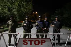 يقف ضباط الشرطة عند نقطة تفتيش على طريق يؤدي إلى فندق سيرينا، بينما تستعد باكستان لاستضافة الولايات المتحدة وإيران لإجراء محادثات سلام