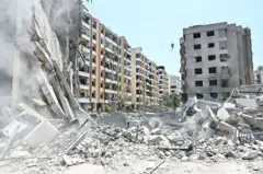 Los escombros de un edificio derrumbado se muestran en el lugar de un ataque aéreo israelí nocturno en el barrio de Kafaat, en los suburbios del sur de Beirut, en Beirut, Líbano, el 6 de junio de 2025.