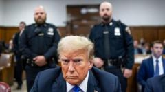 도널드 트럼프 전 미국 대통령이 2024년 5월 30일 뉴욕 맨해튼 형사법원 내 피고인 테이블에 앉아 있다