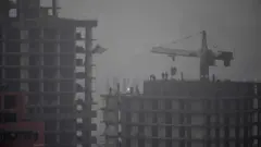 평양시내 30층짜리 고층 건물 공사장