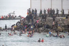 Gente cruzando Ceuta