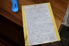 Una hoja con una oración escrita a mano.