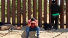 અમેરિકા ઇલિગલ ઇમિગ્રન્ટ્સ, એનઆરઆઈ, ડિપૉર્ટ કરાયેલા લોકો, અમૃતસર એરપોર્ટ ઉપર વિમાન ઉતર્યું, ભગવંત માન, અમેરિકાથી કેટલા ગુજરાતી પરત ફર્યા, બીબીસી ગુજરાતી, બીબીસી ન્યૂઝ