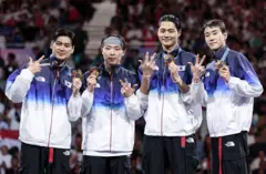 대한민국 펜싱 대표팀 구본길, 오상욱, 박상원, 도경동이 1일(한국시간) 프랑스 파리 그랑 팔레에서 열린 2024 파리올림픽 펜싱 남자 사브르 단체 시상식에서 금메달을 수여받은 후 기뻐하고 있다