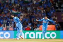 ඉන්දීය කණ්ඩායම ඉතිහාසයේ පළමු වරට කාන්තා එක් දින ක්‍රිකට් ලෝක ශූරයින් බවට පත් විය.