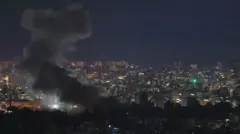 ሊነጋጋ ሲል እስራኤል በቤይሩት በፈጸመችው ጥቃት የተነሳ ጭስ ሲወጣ እታያል