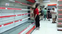 Пустые полки в магазине