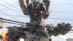 Una bola de fuego se eleva desde un edificio alcanzado por un ataque aéreo israelí en la zona de Abbasiyeh, en las afueras de la ciudad libanesa sureña de Tiro, el 8 de abril de 2026.