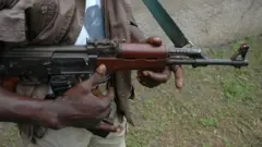ጠመንጃ የያዘ ሰው 