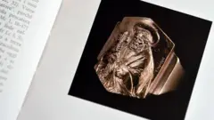 O Anel do Pescador do Papa Francisco é visto no guia do Vaticano para a missa de inauguração em 18 de março de 2013 no Vaticano