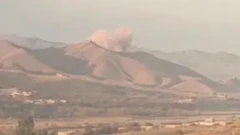 محل حمله امروز که گرد و خاک از فراز یک تپه به هوا بلند است 