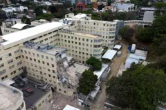 Esta vista aérea mostra o edifício do Hospital Universitário del Valle destruído após o terremoto que atingiu Cali, Colômbia, em 12 de agosto de 2026