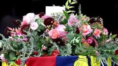 Corona floral sobre el féretro de Isabel II