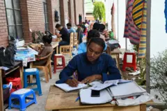 ঢাকা বিশ্ববিদ্যালয়ের বিজ্ঞান অনুষদে বিসিএস পরীক্ষার প্রস্তুতি নিতে দেখা যাচ্ছে শিক্ষার্থীদের।