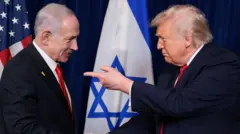 Donald Trump le da la mano a Benjamin Netanyahu durante un evento conjunto celebrado en el club privado de Trump en Florida, Mar-a-Lago.
